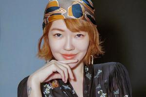 “中年妇女”小S穿深V花裙配花头巾