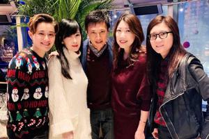 周慧敏与老公倪震参加朋友聚会笑容温婉