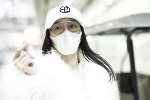 秦岚穿毛绒外套美腿纤长对粉丝温柔比心