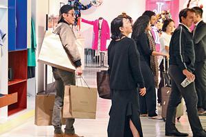 60岁梁家辉陪老婆逛街化身“宠妻狂魔”