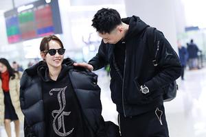 张嘉倪与老公买超机场撒狗粮眼神都是爱