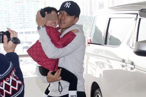 刘恺威离婚后首抱小糯米现身避谈杨幂