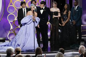 “霉霉”为Gaga颁奖大长腿瞩目