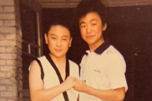 王宝强释小龙同框 二人青涩旧照曝光