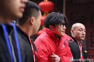 网友偶遇薛之谦录制节目被冻得瑟瑟发抖