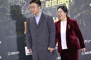杜海涛牵手妈妈走红毯 母子复制粘贴