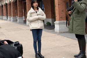 网曝沈月拍戏路透图 样貌甜美小腿纤细