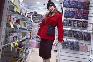 泫雅晒照穿红外套腰挎小包俏皮可爱