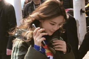 杨超越活动路透生图！中分卷发有女人味