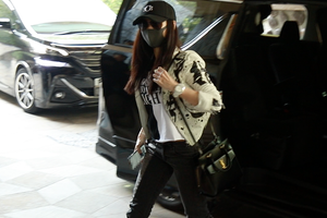 迅速恢复！张柏芝生完三胎后美腿纤细