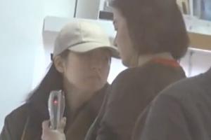 64岁林青霞携大女儿逛街疑似陷入冷战