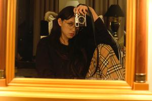 程潇拿相机对镜子自拍 金框眼镜超撩人