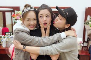 陈乔恩吕一支持陈妍希新话剧 后台相拥合影欢乐多多