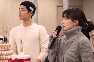 宋慧乔朴宝剑杀青宴 38岁乔妹仍似少女