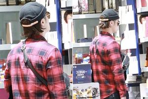 蒋劲夫家暴风波后逛书店吃快餐被拍