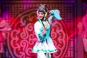 黄圣依京剧装踩跷空中一字马秀小蛮腰