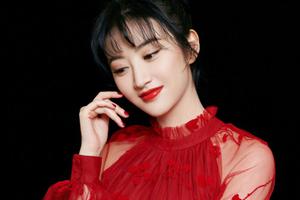 景甜登2019年春晚 红色薄纱裙甜美喜庆