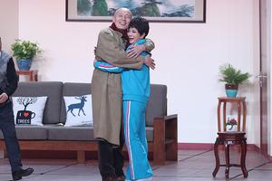 62岁葛优喊58岁蔡明“妈妈”深情拥抱