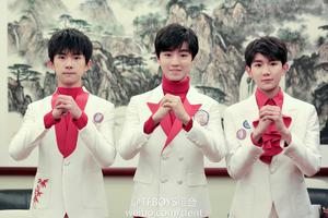 TFBOYS登春晚 王俊凯王源千玺显成熟帅气