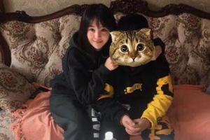 郑爽过年串亲戚与家人合影调皮可爱