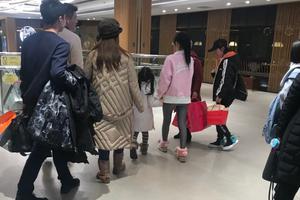 网友偶遇李小璐母女逛街仍不见贾乃亮