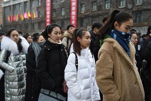 中戏2019年本科艺考开考 帅哥美女如云