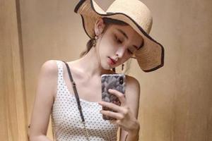 古力娜扎晒自拍美照变身鬼马少女