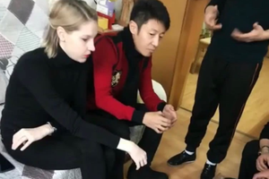 撒贝宁与老婆李白罕见同框走亲戚