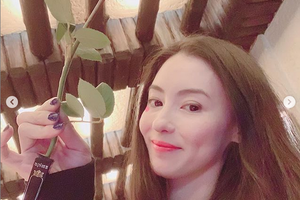 张柏芝获儿子送玫瑰花开心献吻