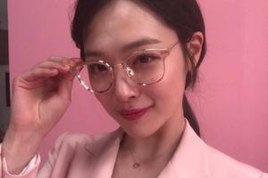 雪莉拍摄现场变“眼镜美人”