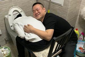 德云社小聚岳云鹏马桶边抱住郭麒麟