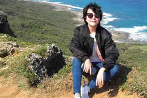 杨乐乐白T牛仔显露好身材少女感十足