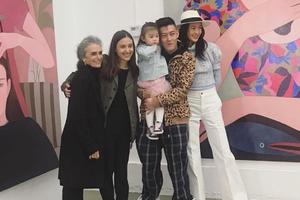 陈冠希晒一家三口合影秦舒培秀长腿