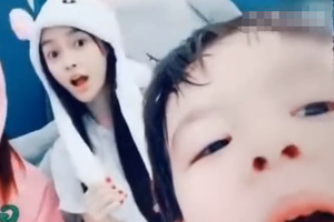 baby戴兔子帽对镜卖萌遭“抢镜”超可爱