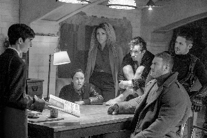 5号、万妮达、艾莉森、克劳斯、卢瑟和迭戈（从左到右）因父亲去世的消息而重聚