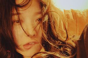 倪妮卷发凌乱慵懒迷人 咬唇性感十足