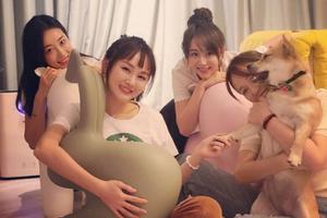 陈乔恩姐妹聚会席地而坐舒适自在