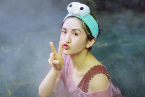 谢娜泡温泉对镜嘟嘴比耶皮肤超好
