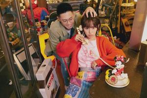 张嘉倪买超合体登封撒糖甜蜜互动