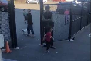 网友美国偶遇吴彦祖送娃上学