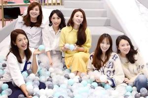 吴佩慈梁静茹参加好友儿子抓周派对