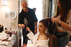 刘翔前妻葛天穿浴袍露香肩妩媚撩人