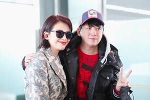 许仙白娘子合体！刘涛潘粤明坐同一班飞机