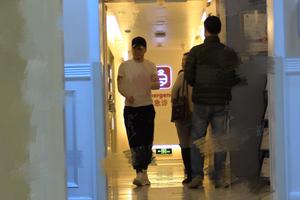 杨坤独自到医院挂号看急诊略显憔悴