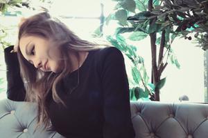 周扬青被疑又整容后晒照 黑色短裙秀身材