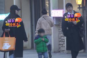 刘谦带老婆孩子出街 春晚换壶事件后现身