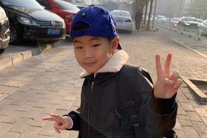 来自亲妈的吐槽！小鱼儿拍照剪刀手遭嫌弃