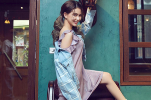 昆凌晒美照俏皮可爱 穿超短裤大秀美腿