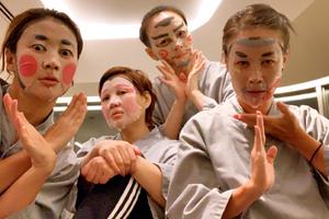 那英宋丹丹等相约滑雪 卖萌嘟嘴搞怪