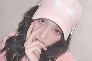 真少女！关晓彤晒照嘟嘴比v红唇诱人